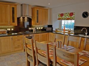 A kitchen or kitchenette at The Byre 