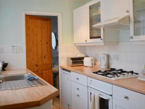 A kitchen or kitchenette at Marys Cottage 