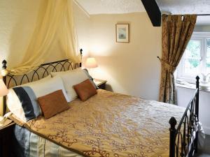 A bed or beds in a room at Paddock Cottage 