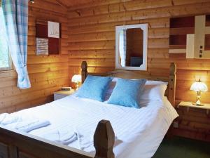 A bed or beds in a room at Scandanavian Lodge 