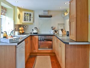 A kitchen or kitchenette at Forge Cottage 