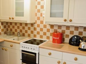 A kitchen or kitchenette at Sand Martin 