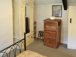 A bed or beds in a room at Paddock Cottage 