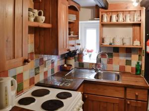 A kitchen or kitchenette at Paddock Cottage 