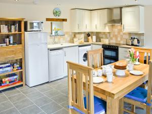 A kitchen or kitchenette at The Cowshed 