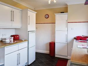 A kitchen or kitchenette at Beachway 