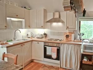 A kitchen or kitchenette at The Granary 