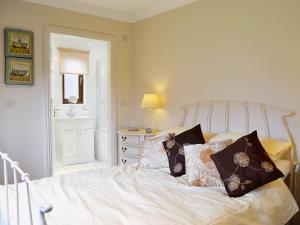 A bed or beds in a room at The Lodge 