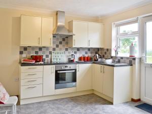 A kitchen or kitchenette at Silverley 
