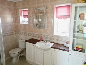 A bathroom at Sandy Ridge 