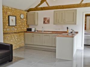 A kitchen or kitchenette at Mouse House 