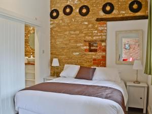 A bed or beds in a room at Mouse House 