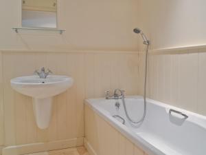 A bathroom at Mere Farm Barns 