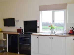 A kitchen or kitchenette at The Lodge 