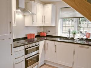 A kitchen or kitchenette at The Oaks 