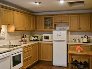 A kitchen or kitchenette at Highlands 