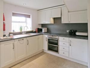 A kitchen or kitchenette at The Boskins 