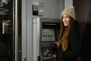 uma mulher em frente a uma máquina de venda automática em mk hotel london em Londres
