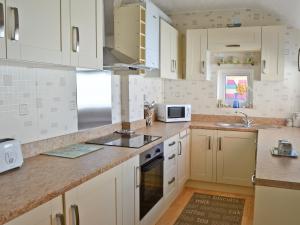 A kitchen or kitchenette at Ebb N Flo 