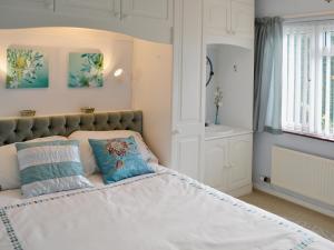 A bed or beds in a room at Sundorne 