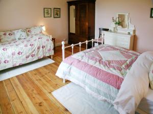 A bed or beds in a room at Leny'S Cottage 