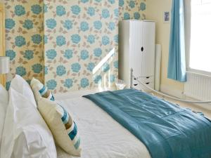 A bed or beds in a room at Ebb N Flo 