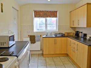 A kitchen or kitchenette at Hunny 