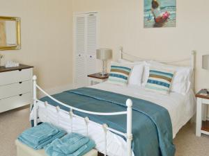 A bed or beds in a room at Ebb N Flo 