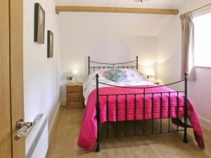 A bed or beds in a room at The Boskins 