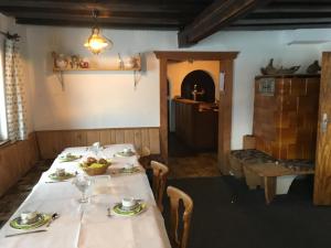 una sala da pranzo con tavolo e sedie e una stanza con cucina di Mountain Blast a Kirchdorf in Tirol