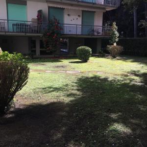 une maison avec une grande cour et un bâtiment dans l'établissement confort home, à Viareggio 6 autres photos