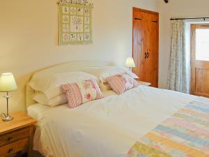 A bed or beds in a room at The Bull Pen 