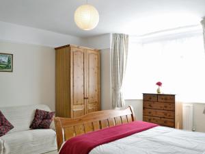 A bed or beds in a room at Applegarth 