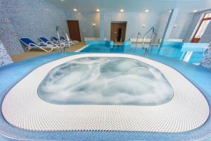 Bazén v ubytování Hotel Pan Tadeusz nebo v jeho okolí