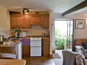 A kitchen or kitchenette at The Old Granary 