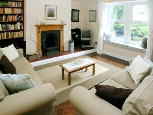 A seating area at Leny'S Cottage 