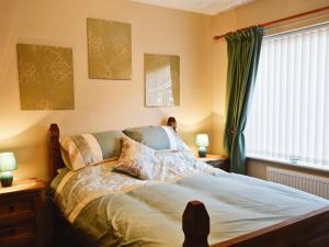 A bed or beds in a room at Beachway 