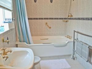 A bathroom at Lily Lodge 