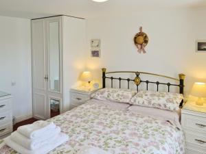 A bed or beds in a room at Town Pasture Cottage 