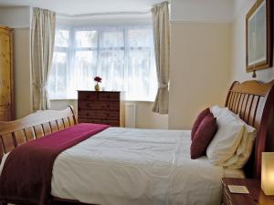 A bed or beds in a room at Applegarth 