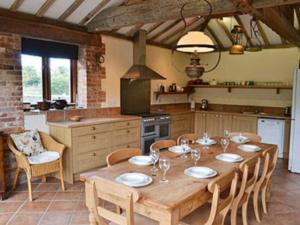 A restaurant or other place to eat at Dove Barn 