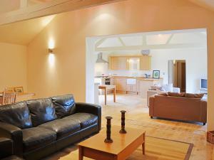 A seating area at Cooks Farm Barn No5 