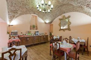 a restaurant with tables and chairs in a room at Hotel Don Carlos Cáceres in Cáceres