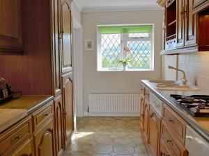 A kitchen or kitchenette at The Paddock Annexe 