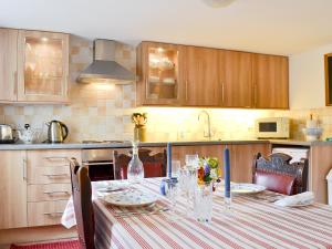 A kitchen or kitchenette at The Great Lodging Garden Flat 