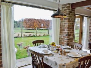 A restaurant or other place to eat at Wise Hare Cottage 