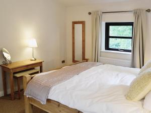 A bed or beds in a room at Shaw Top Cottage 