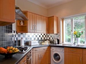 A kitchen or kitchenette at Bishops Hill View 