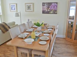 A restaurant or other place to eat at Jefferson Villa 