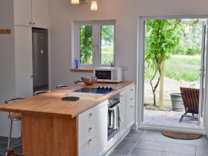 A kitchen or kitchenette at Grove Wood Cottage 